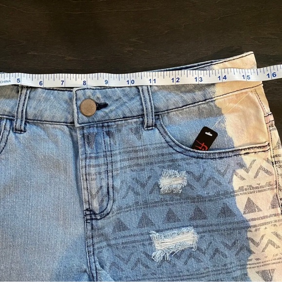 Fire Los Angeles Distressed Jean
Shorts Juniors Sz9 Pink & White
Aztec Pattern - Picture 7 of 7